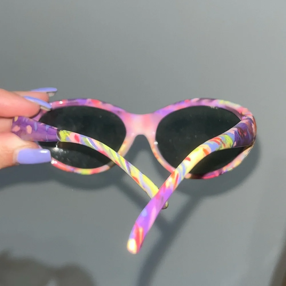 GIRL’S SUNGLASSES - 1990’S